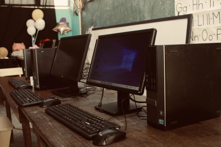 Computadoras de escritorio para CEB Álvaro Contreras