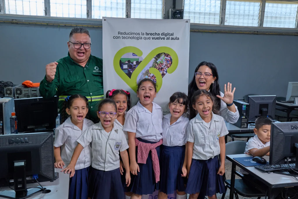 Grupo de personas posando frente a una pancarta de Proyecto ReConecta