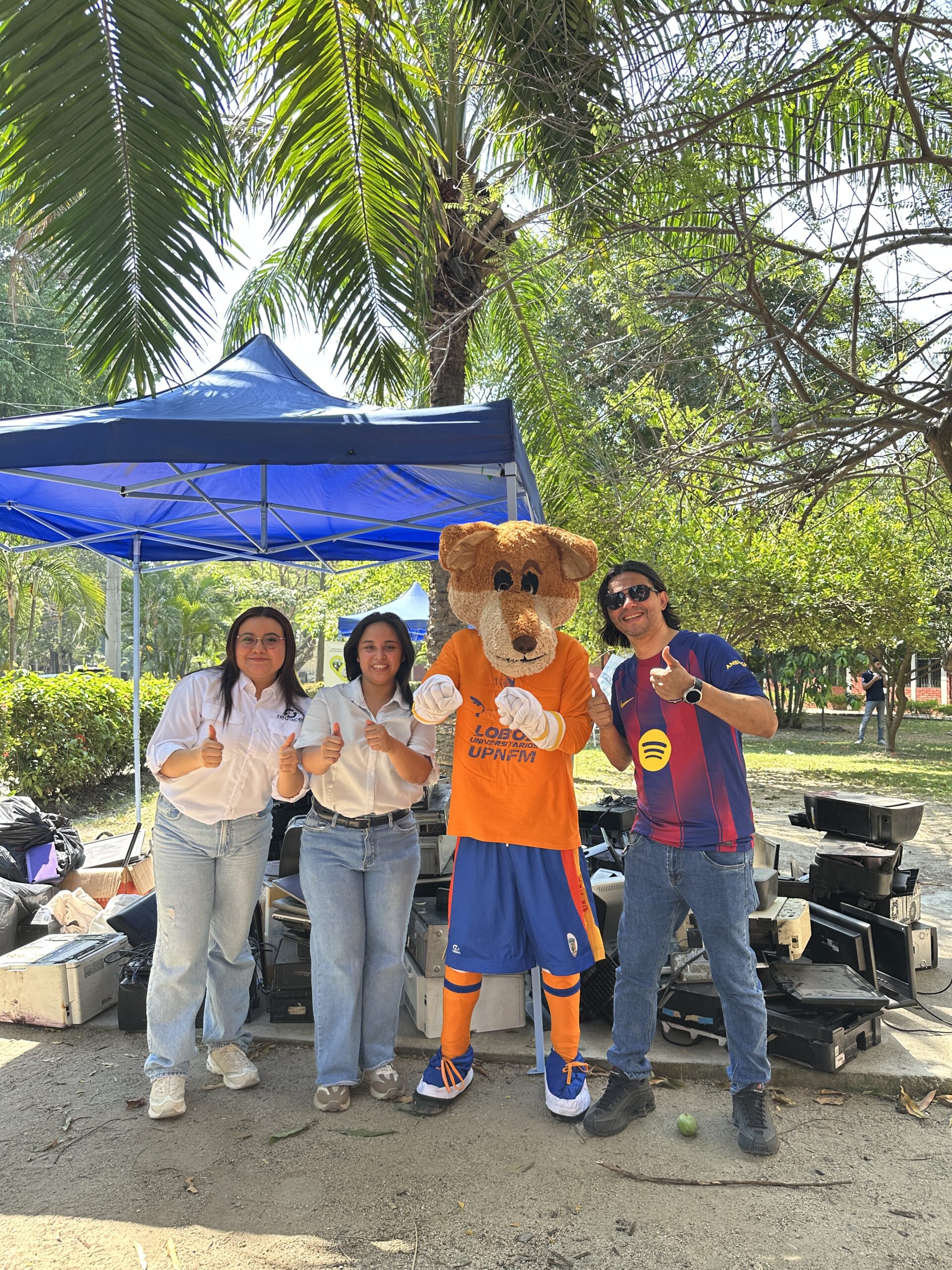 Equipo de Recacel con Arelis Rosales y Lobo de UPNFM Equipo de Recacel con Arelis Rosales y Lobo de UPNFM